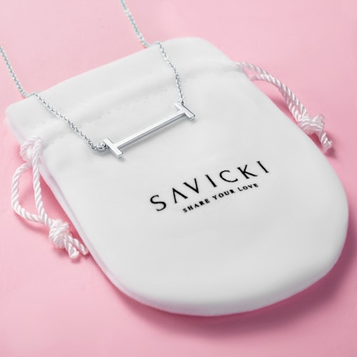 Naszyjnik celebrytka litera I Savicki: srebrny, biały szafir